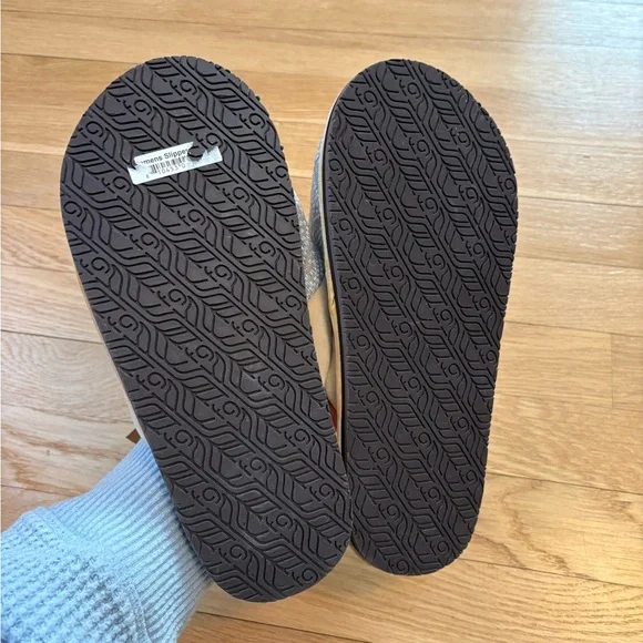 Feelgoodz Indoor Slippers Grey Size Medium (8-9) NWT - Picture 3 of 4
